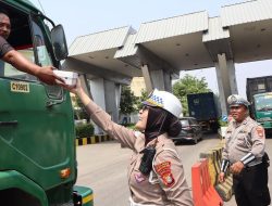 Kasatlantas Polres Pelabuhan Tanjung Priok, Adakan Giat Jum at Berkah dengan Membagikan Makanan – Minuman Kepara Pengendara Sopir Pelabuhan