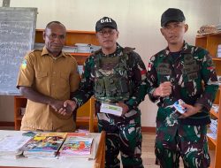 Peduli Pendidikan di Pedalaman Papua, Satgas Yonif 641/Bru Berikan Bantuan Buku Dan Alat Tulis Kepada Murid SD Inpres Eragaya