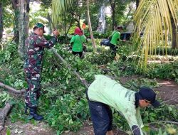 Babinsa Koramil 01/Menteng Bersama PPSU Bersihkan Ranting Pohon di Taman Amir Hamzah