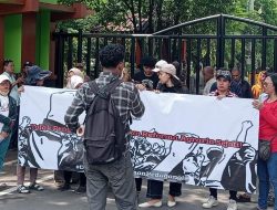Tolak Penggusuran, Massa Koperasi Pedagang Gelar Aksi Demonstrasi di Pemkot Bekasi