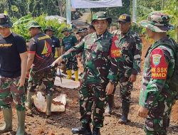 Dansatgas TMMD Turun Tangan !! Tinjau Langsung Penggalian Drainase demi kesejahteraan Warga