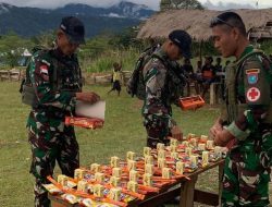 Satgas Yonif 641/Bru Berikan Makanan Snack untuk Anak-Anak Papua