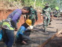 Dansatgas TMMD Tak Kenal Lelah, Pimpin Langsung Pengecoran demi Maksimalkan Hasil
