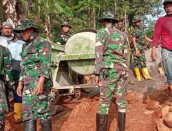 Satgas TMMD dan Warga Kebut Pengecoran Jalan, Medan Terjal Tak Jadi Penghalang
