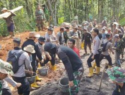 Solidaritas Tanpa Batas! Satgas TMMD, Polisi, dan Warga Kompak melaksanakan pengecoran jalan