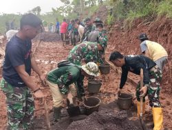 Tanah Merah Bukan Halangan: Satgas TMMD dan Warga Kompak Cor Jalan Demi Akses Lebih Baik