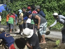 “Ibu-Ibu Super di TMMD” Menginspirasi Semangat Gotong Royong
