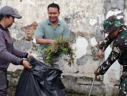 Minggu Sehat Menuju Solo Berseri, Babinsa Danukusuman Bersama Warga Kerja Bakti.
