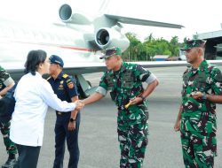 Dandim 1710/Mimika Sambut Kedatangan Menteri Pertahanan dan Menteri Keuangan di Bandara Mozes Kilangin