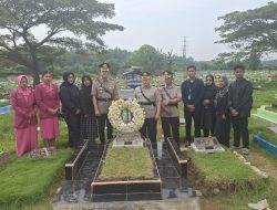 “Polres Pelabuhan Tanjung Priok Gelar Tabur Bunga Dan Ziarah Kubur untuk Hormati Jasa Bhayangkara Gugur”