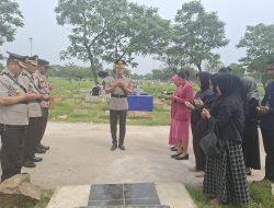 Polres Pelabuhan Tanjung Priok Gelar Tabur Bunga Dan Ziarah Kubur untuk Hormati Jasa Bhayangkara Gugur