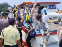 Polisi Baik Polsek Kepulauan Seribu Utara Bantu Penumpang Turun Kapal, Cegah Sajam & Narkoba Masuk Dermaga