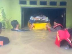 Banjir 180 cm di Kampung Melayu, Polda Metro Jaya Terjunkan Tim Patroli & SAR