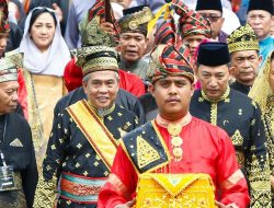 Kapolri Terima Anugerah Adat Ingatan Budi dari LAM Riau: Simbol Kehormatan, Amanah Moral, dan Komitmen Kebangsaan