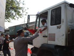 “Kapolres Pelabuhan Tanjung Priok Bagikan Bendera Merah Putih, Ajak Masyarakat Kobarkan Semangat Nasionalisme”