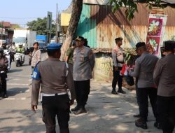 Kapolres Pelabuhan Tanjung Priok Bagikan Bendera Merah Putih, Ajak Masyarakat Kobarkan Semangat Nasionalisme