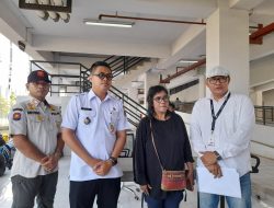 Harry Firmanyah lurah Papanggo Bersama Jakpro menyerahkan kunci rumah susun kampung bayam berjumlah 10 KK.