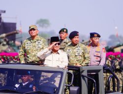 Panglima TNI Dampingi Presiden RI Prabowo Subianto Pada Upacara Gelar Pasukan Operasional dan Kehormatan Militer