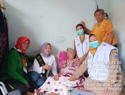 Tim Medis Pasukan Putih Puskesmas Kelurahan Ujung Menteng, Kecamatan Cakung Lakukan Kunjungan Lansia.