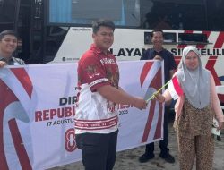 Gerakan Polantas Menyapa HUT RI Ke 80, Personil Satlantas Polres Pelalawan Bagikan Bendera Merah Putih Ke Peserta Uji Sim