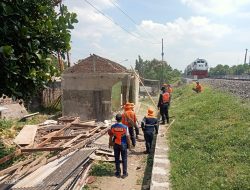 Demi Keamanan dan Keselamatan, KAI Daop 3 Tertibkan Bangunan Liar di Sekitar Perlintasan Sebidang
