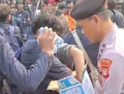 Aparat Kepolisan Bagikan Air Mineral Kepada Para Peserta Aksi Demo di DPR MPR RI