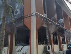 Kerusuhan Pecah di Cirebon: Gedung DPRD Dibakar, Polsek Dirusak, Massa Bergerak ke Kota