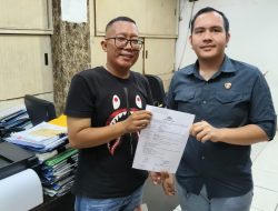 POLRES METRO JAKARTA UTARA FASILITASI PENYERAHAN BARANG HASIL PENJARAHAN KEDIAMAN AHMAD SAHRONI KEPADA KELUARGA