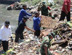 Dandim 1611/Badung Turun Langsung Bersama Prajurit Bersihkan Sampah Pasca Banjir.