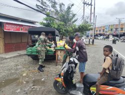 Jaga Kestabilan Harga Beras, Para Babinsa Dari Kodim 1710/Mimika Bekerja Sama Dengan Perum Bulog Terus Menjual Beras SPHP Untuk Warga Mimika