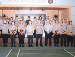 Kabid Humas Polda Metro Jaya Berikan Penghargaan untuk Personel Humas Berprestasi