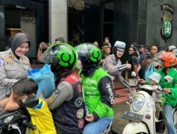 Gelar Jumat Peduli, Polda Metro Jaya Salurkan 400 Paket Sembako Untuk Pengemudi Ojek Online