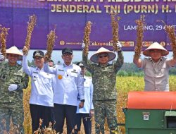 Panglima TNI Dampingi Menhan RI Tinjau Panen Kedelai Garuda Merah Putih di Lampung Utara