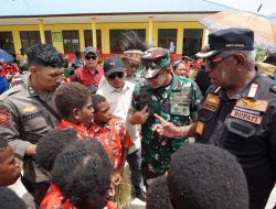Dandim 1710/Mimika Dampingi Bupati dan Wakil Bupati Mimika Saat Melaksanakan Kunjungan Kerja di Distrik Mimika Barat Jauh