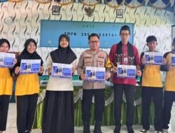 Sosialisasi SMA Kemala Taruna Bhayangkara di SMPN 285 Pulau Untung Jawa, Bhabinkamtibmas Dorong Siswa Jadi Generasi Berkarakter