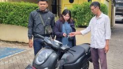 Polsek Kawasan Sunda Kelapa Kembalikan Motor Hasil Penggelapan Pada Pemilik