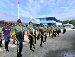 Babinsa Koramil Timika Latih Baris-Berbaris Siswa SMA Taruna Mimika