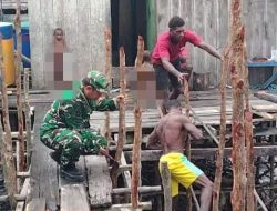 Babinsa Mapurujaya Laksanakan Komsos dan Bantu Warga Membangun Jembatan Penghubung sebagai Wujud Kepedulian dan Kebersamaan di Wilayah Binaan