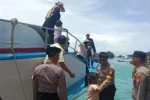 Polisi Bantu Turunkan Penumpang Kecil dari Kapal di Pulau Kelapa, Kapolres : Ini Bentuk Kehadiran Kami untuk Warga