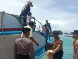 Polisi Bantu Turunkan Penumpang Kecil dari Kapal di Pulau Kelapa, Kapolres : Ini Bentuk Kehadiran Kami untuk Warga