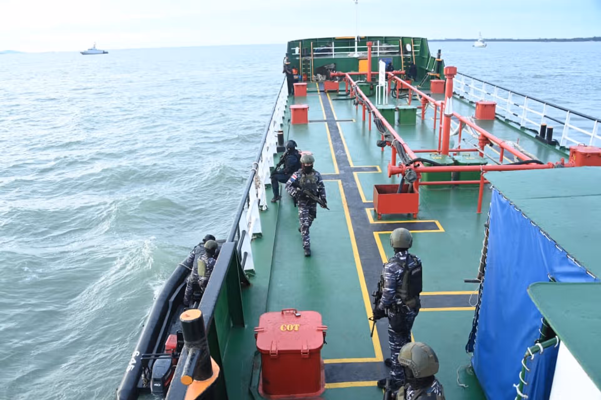 Kolaborasi Unsur Laut dan Udara, Tangkap Dua Kapal Pembawa Pasir Timah Ilegal