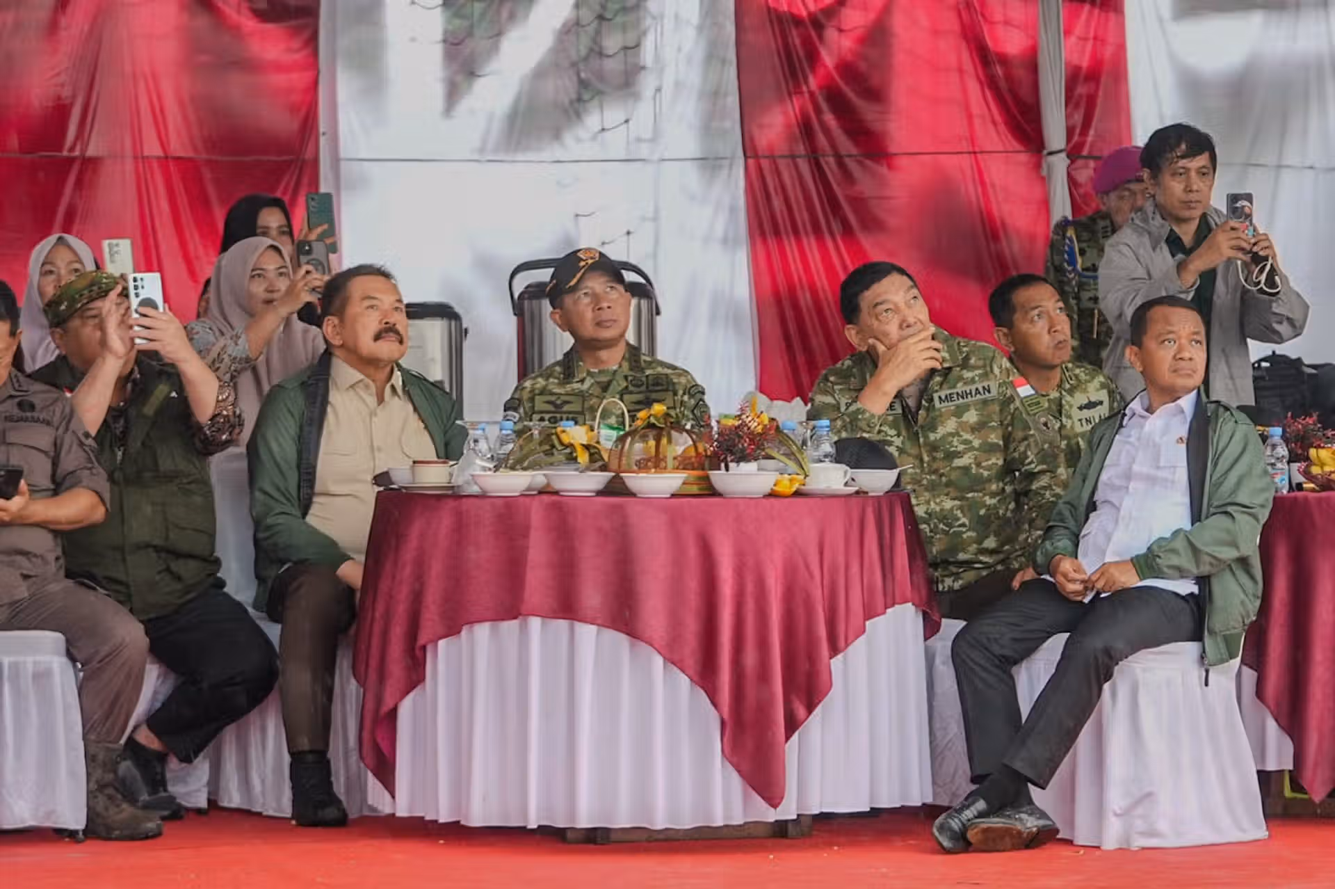 Ratusan Peterjun Kostrad Hiasi Langit Kota Timah Babel