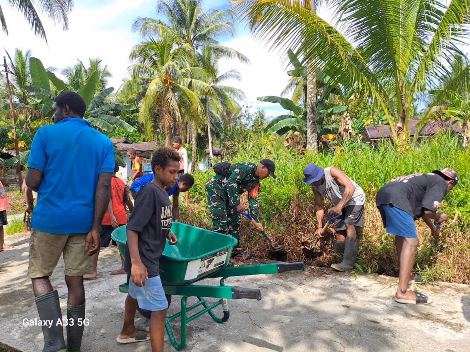 Tumbuhkan Hidup Sehat dan Lingkungan Bersih, Babinsa Koramil Mapurujaya Ajak Warga Bersihkan Parit