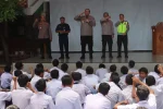 Kapolres Pelabuhan Tanjung Priok Beri Arahan Anti Kenakalan Remaja dan anti Anarkisme di SMPN 261 Muara Angke