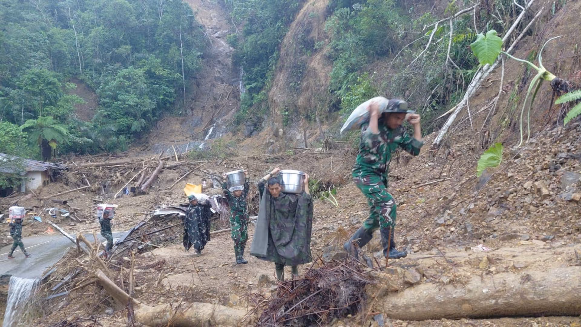 Prajurit Tombak Sakti 122 Menembus Desa Terisolir Demi Selamatkan Warga