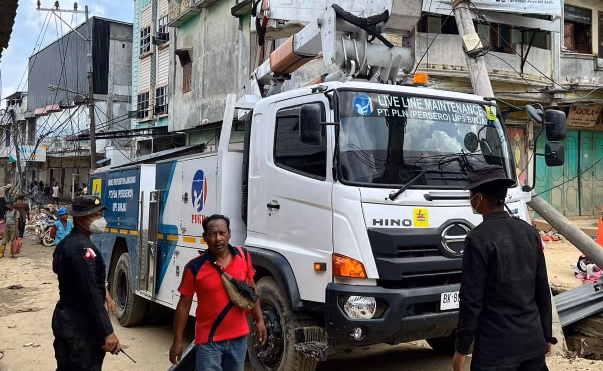 Personel Brimob Kawal Penormalan Listrik di Aceh Tamiang