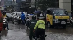 Polsek Kawasan Muara Baru Sigap Bantu Warga Terdampak Genangan Rob dan Hujan di Pelabuhan Muara Baru