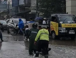 Polsek Kawasan Muara Baru Sigap Bantu Warga Terdampak Genangan Rob dan Hujan di Pelabuhan Muara Baru