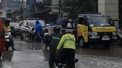 Polsek Kawasan Muara Baru Sigap Bantu Warga Terdampak Genangan Rob dan Hujan di Pelabuhan Muara Baru
