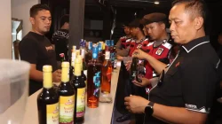 Tekan Peredaran Narkoba dan Miras Polisi Sisir Tempat Hiburan Malam, Sita Ratusan Miras dari Gudang Karaoke